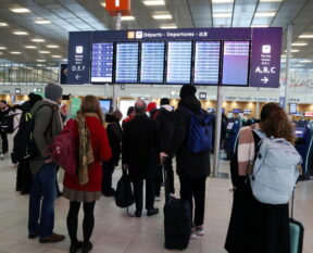 20% DES VOLS PRÉVUS À L'AÉROPORT D'ORLY ANNULÉS CE VENDREDI SOIR EN RAISON DES VIOLENTS ORAGES